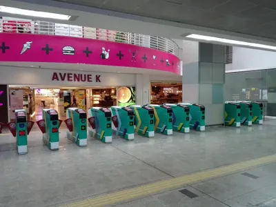 KLCC駅（LRT）の改札。カードはリーダーにタップして通る