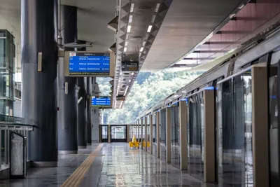 MRTカジャン線のホーム。乗換で改札を出る組み合わせもあるので案内表示に従う