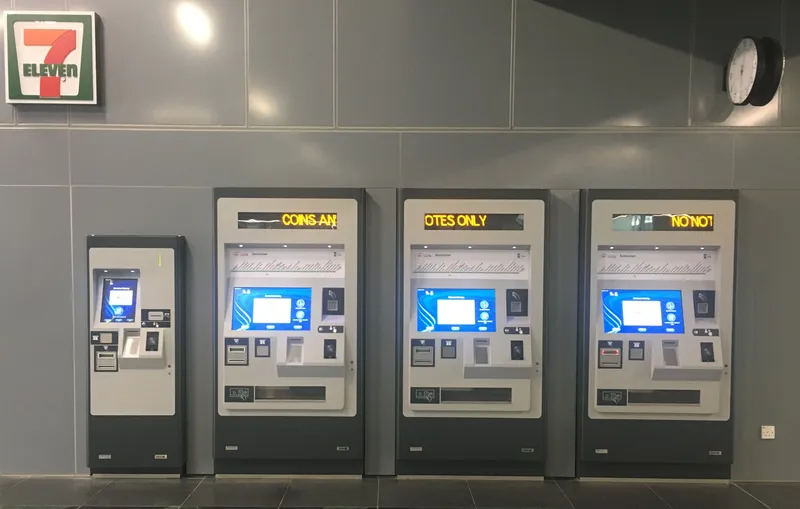 駅の券売機。トークン（1回券）はここで買う。Touch 'n Goは窓口かコンビニで