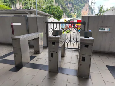バトゥ洞窟駅の自動改札。画面の手前にある平らな面がカードのタッチ位置で、その上の黒い箱がQRの読み取り部