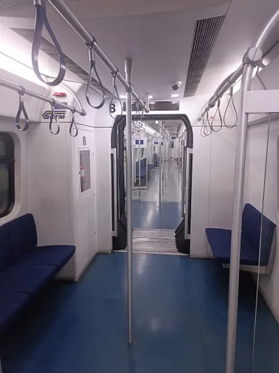 KTMコミューター（Class 92）の車内。ロングシートと立ちスペースが中心の通勤型