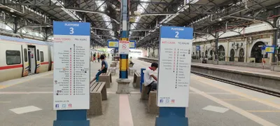 KTMコミューターのホーム案内柱。「PLATFORM 2」の下に行先「BATU CAVES」と、その方面の停車駅が縦に並ぶ（クアラルンプール駅）
