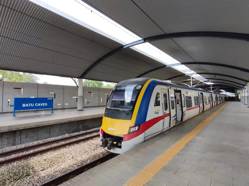 バトゥ洞窟駅に停車中のKTMコミューター（Class 92）。対向ホームの駅名標が「BATU CAVES」