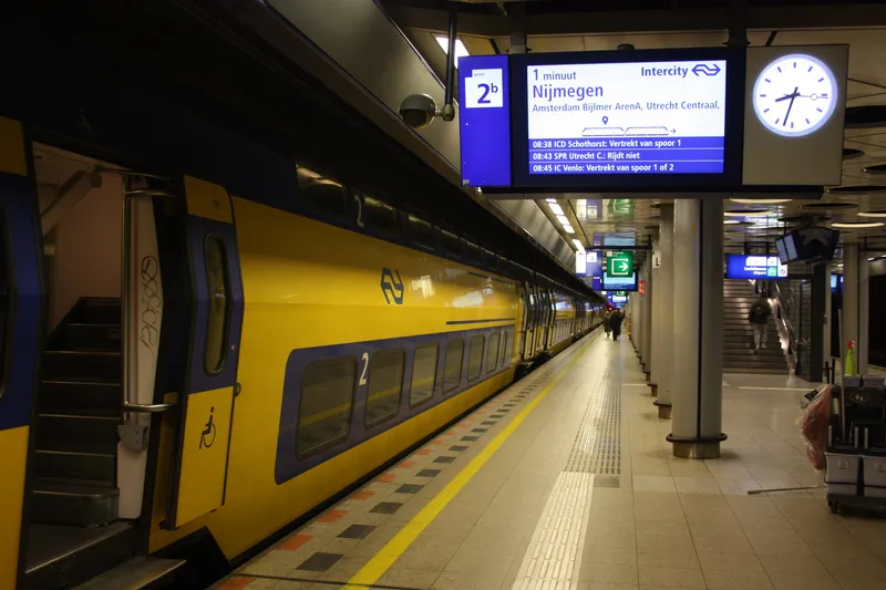 スキポール駅の発車案内板。発車までの分数・列車種別・行き先・主な停車駅が並ぶ。写真の列車はユトレヒト方面で、中央駅方面ではない