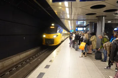 駅はターミナルの真下にある。スーツケースを引いた客がそのままホームで列車を待つ