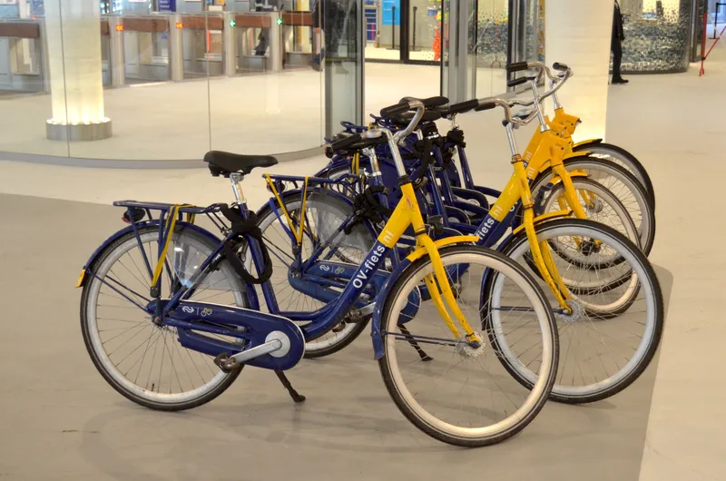 駅で借りるOV-fiets。紺のフレームに黄色い前フォークが目印。街なかの乗り捨て自転車ではなく、借りるには記名式のOV-chipkaartが要る