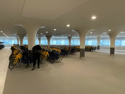 中央駅前の地下駐輪場に並ぶOV-fiets。街角ではなく駅の設備で、料金は24時間€4.80から。ただし借りるには記名式のOV-chipkaartが要る