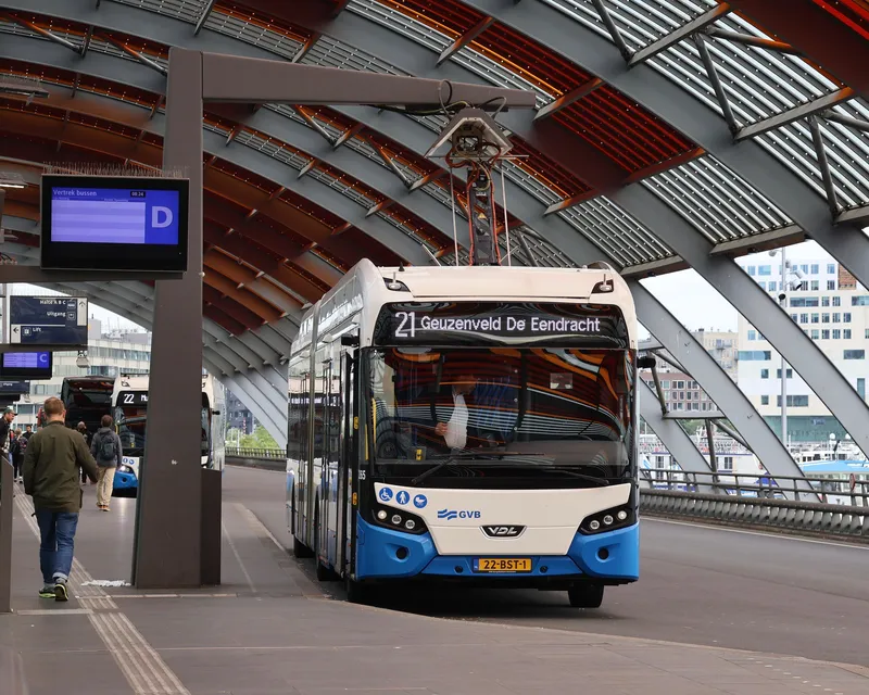 アムステルダム中央駅上階のバスターミナル。GVBのバスは白と青で、前面に系統番号と行き先が出る