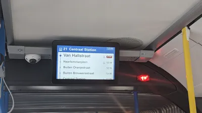 バス車内の案内画面。上に系統番号と行き先、下に次の停留所とその先の到着時刻が並ぶ
