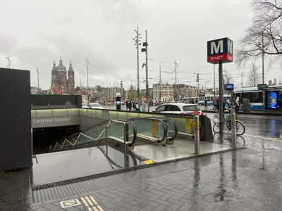 アムステルダム中央駅前のメトロ入口。青地に白い「M」の標識が地下への降り口の目印になる