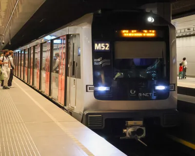 アムステルダム中央駅の地下ホームに入る52系統の車両。前面の表示で系統番号を確かめられる