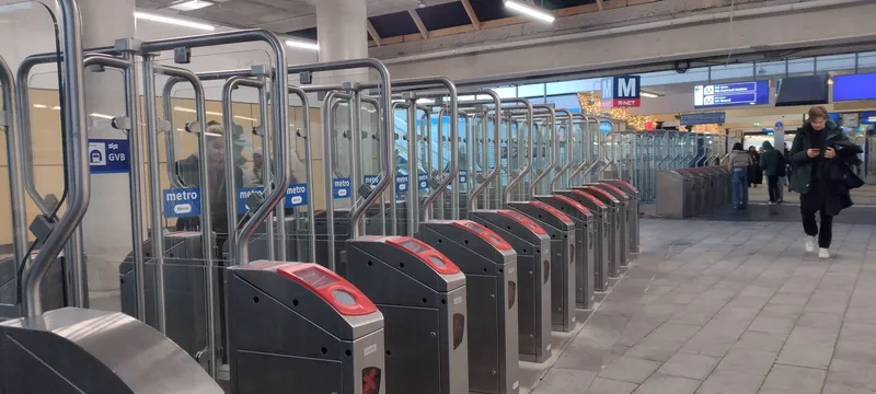 アムステルダム南（Zuid）駅のメトロ改札。ゲート上面の赤い部分にリーダーがあり、そこにカードやスマホをタッチして通る