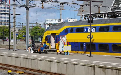 アムステルダム中央駅に停まるNSの二階建て車両。車体に大きく書かれた「2」が2等車の表示で、カードのタッチ乗車で乗れるのはこちら