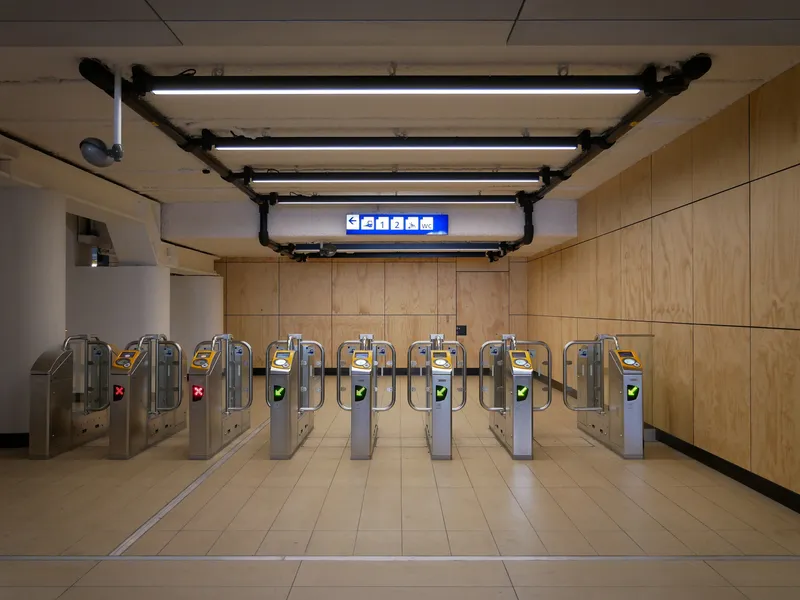 アムステルダム中央駅の改札。黄色いリーダーにカードをタッチして通る。緑のチェックが点いたゲートが使える
