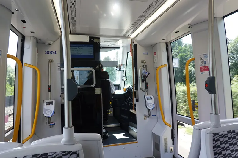 GVBのトラム車内。ポールに付いた白いリーダーに、乗るときと降りるときの2回タッチする