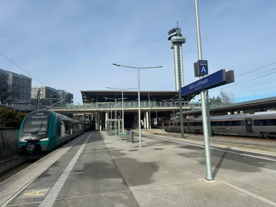 空港駅のホーム。左が緑のVy、右が銀色のFlytoget。同じ駅から出るが運賃の仕組みが別