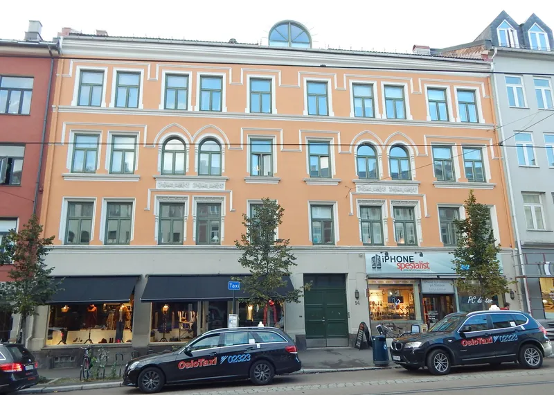 青い「Taxi」標識が乗り場の印。写っているのは大手Oslo Taxiの車で、会社名と電話番号を車体に大きく出している