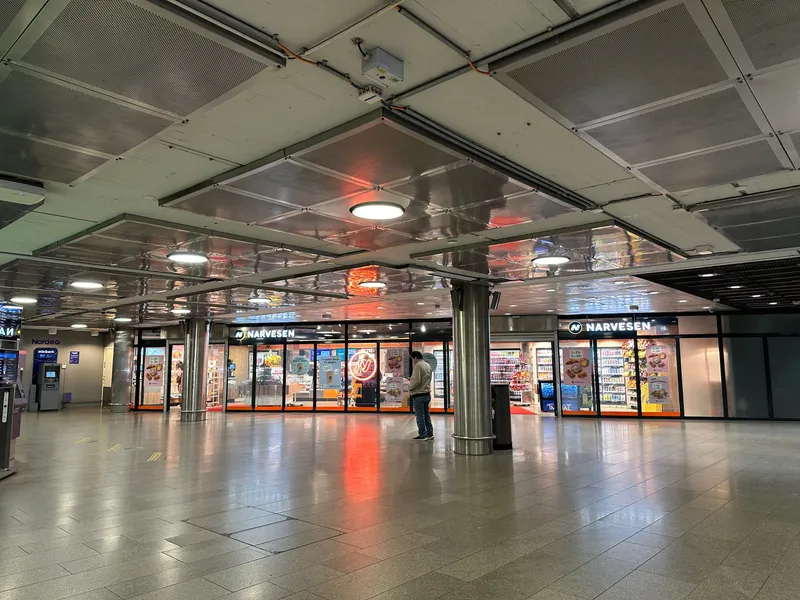 駅構内のNarvesen。Ruterのきっぷと物理カードReisekortは、こうしたNarvesen・7-Eleven・Mixの売店で買う