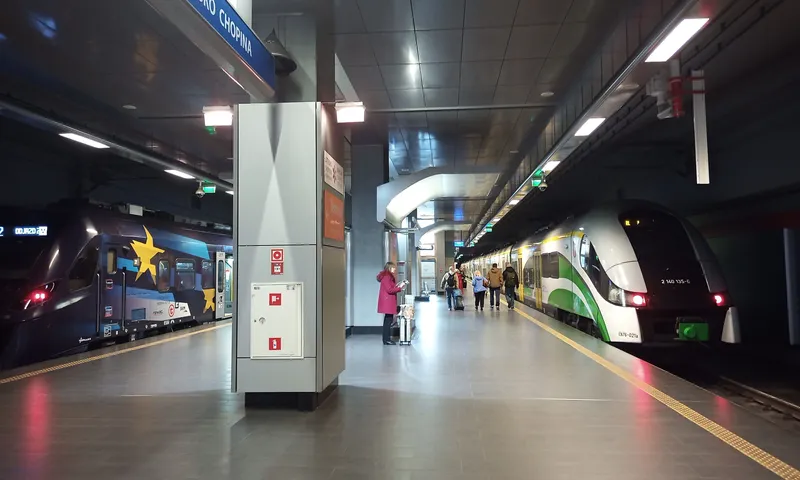 ターミナル直下のショパン空港駅。左はSKM、右はKoleje Mazowieckieの列車で、市内行きはここから出る