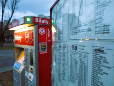 停留所脇の据置券売機。赤い箱に白い「Bilety」（＝乗車券）の文字が目印。乗る前にここで買っておく
