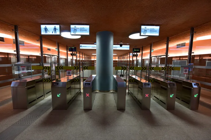 ベモボ駅の改札。頭上の「strefa biletowa / ticket zone」から先が有料エリアで、入る前に券を用意する