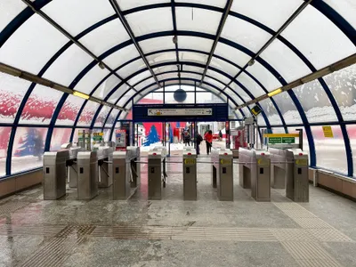 セントルム駅の出口。黄色い「SWOBODNE WYJŚCIE（自由通行）」の札のとおり、出るときは何もしなくていい