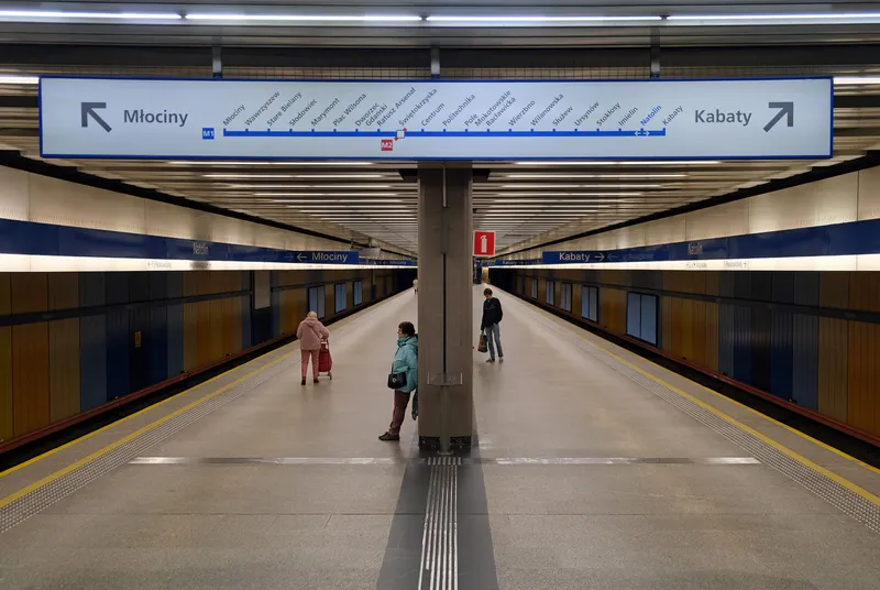 ナトリン駅ホームの方向案内。M1の全駅が一本の帯に並び、シフィエントクシスカでM2と交わる