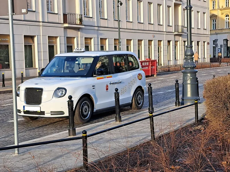 ワルシャワの認可タクシー。屋根のTAXI灯、黄赤の帯に入った側面番号、ドアのワルシャワ市章が揃っている