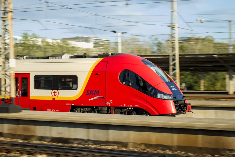 ワルシャワ東駅に入るSKMの列車。塗装は編成ごとに違うので、車体の「SKM」ロゴと赤い「t」マークで見分ける