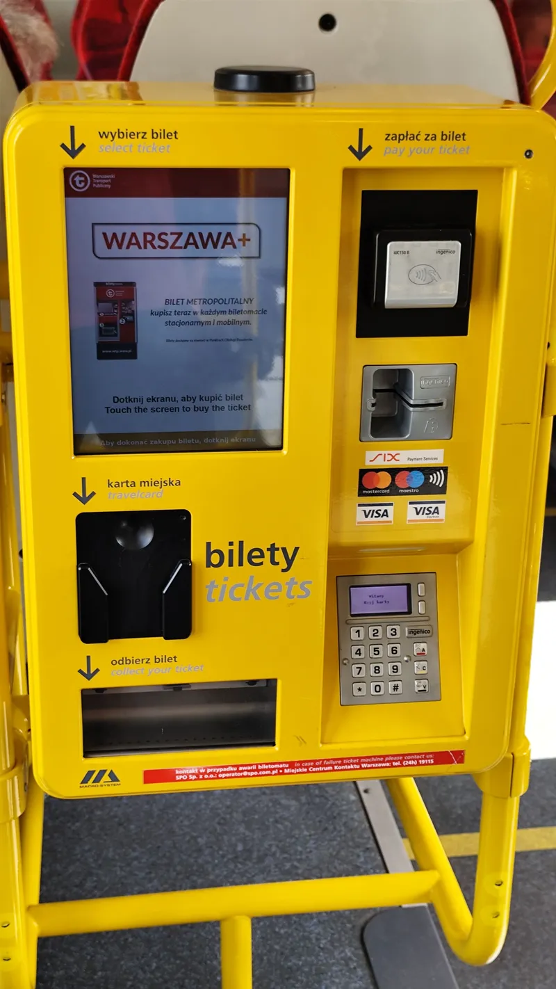車内の券売機。右側にカードのタッチ面と差込口があるだけで、硬貨や紙幣を入れる口はどこにも無い