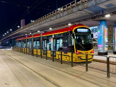 中央駅そばの停留所に停まる現行のトラム。赤と黄の車体がワルシャワ市交通の色