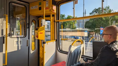 トラムのドア脇の刻印機。紙の券は正面の赤いスリットに差し込む