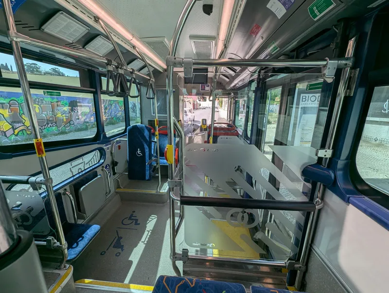 CARRISのバス車内。運転席のわきに黄色いバリデーターが立っていて、乗ったらここにカードをかざす