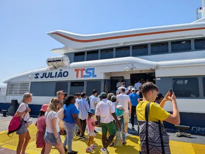 3番乗り場からTTSL（Transtejo・Soflusa）の船「S. Julião」に乗り込む乗客。観光船ではなく通勤の足