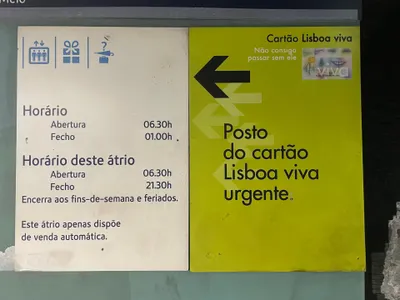 マルケス・デ・ポンバル駅の掲示。駅の営業は6時30分〜翌1時、この出入口だけは21時30分で閉まって土日祝は開かず、券売機しか置いていないと書いてある
