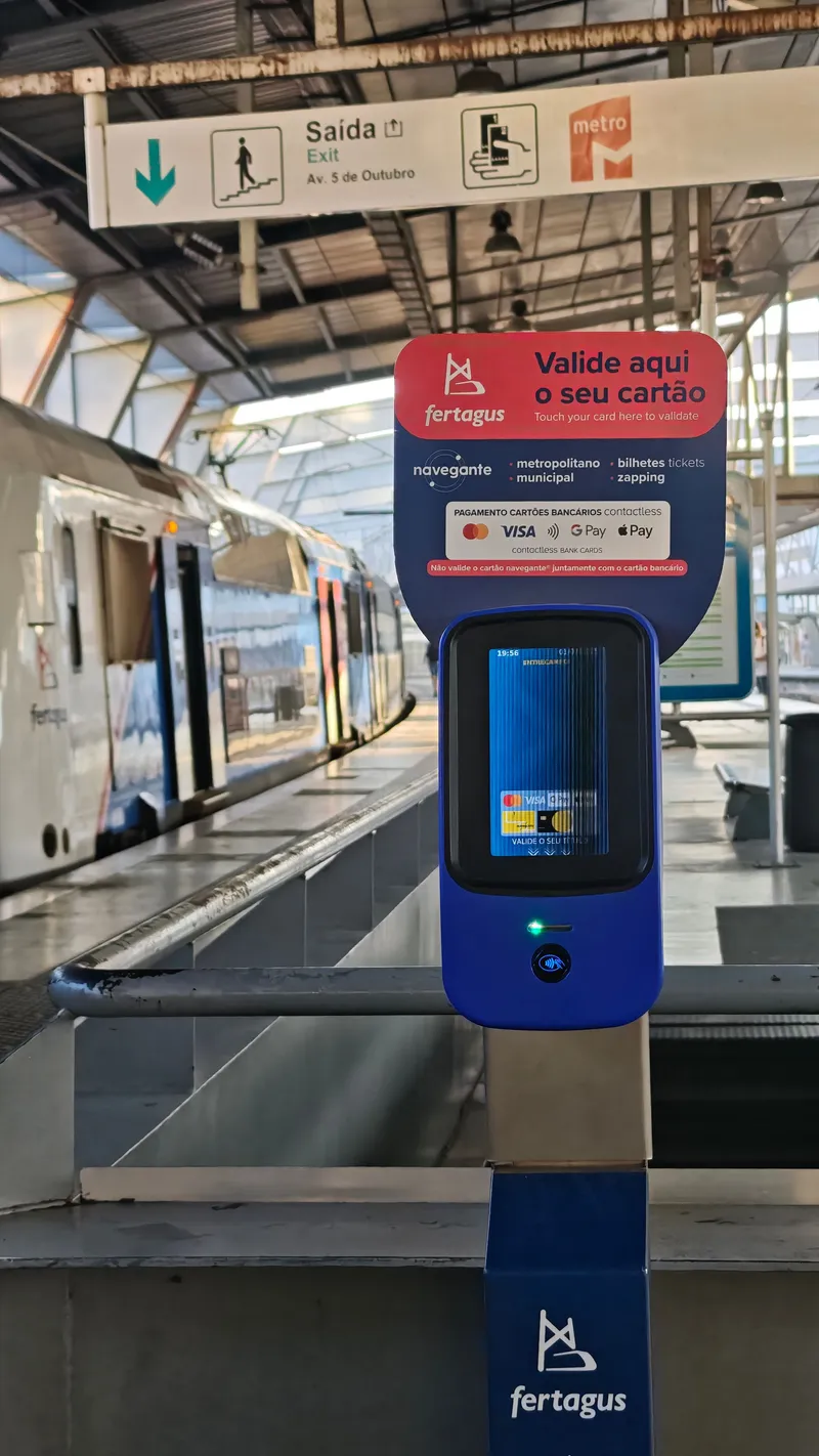 エントレカンポス駅ホームのフェルタグス専用バリデーター。naveganteのほかMastercard・Visa・Google Pay・Apple Payのタッチ決済に対応し、naveganteカードと銀行カードを一緒にかざすなと注意書きがある