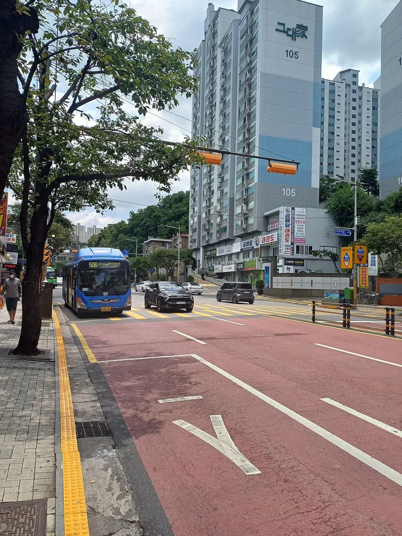 青は幹線バス。市内を長い距離走る主力で、この車は506番。