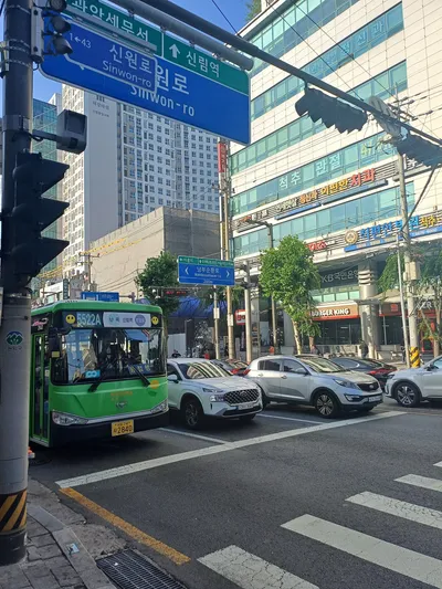 緑は支線・マウルバス。地区内を細かく回って地下鉄駅へつなぐ。この車は5522A番。