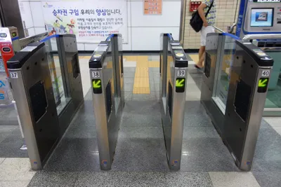 恵化（ヘファ）駅の改札。カードはゲート上面のリーダーにタッチする