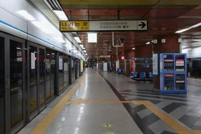 ソウル駅（4号線）のホーム。運営会社が違う路線でも同じカードでそのまま乗れる