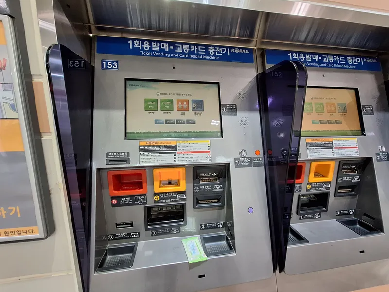 券売機兼チャージ機。T-moneyのチャージはコンビニかこの機械で、現金（ウォン）のみ