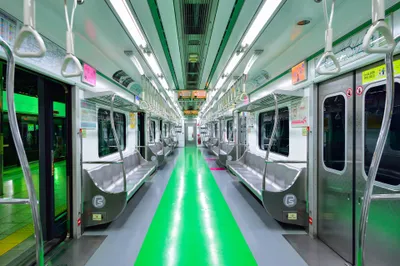 車内。ドア上の路線図と次駅表示で現在地を確認できる