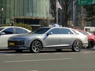 市庁前を走る現行型のタクシー。ソウルのタクシーは車体色がまちまちで、見分けるのは屋根の行灯と黄色の営業用ナンバープレート。