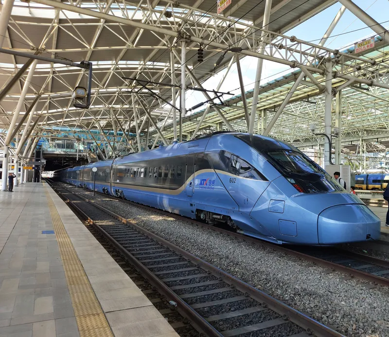 ソウル駅で発車を待つKTX-青龍。改札は無いので、電光掲示でホーム番号を確かめたらそのままここまで来る。