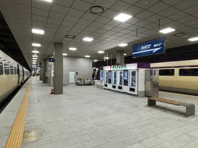 水西駅のSRTホーム。頭上の案内は「수서 Suseo／동탄 Dongtan」の方向表示で、右に停まっているのがSRTの車両。江南側から乗るならこの駅。