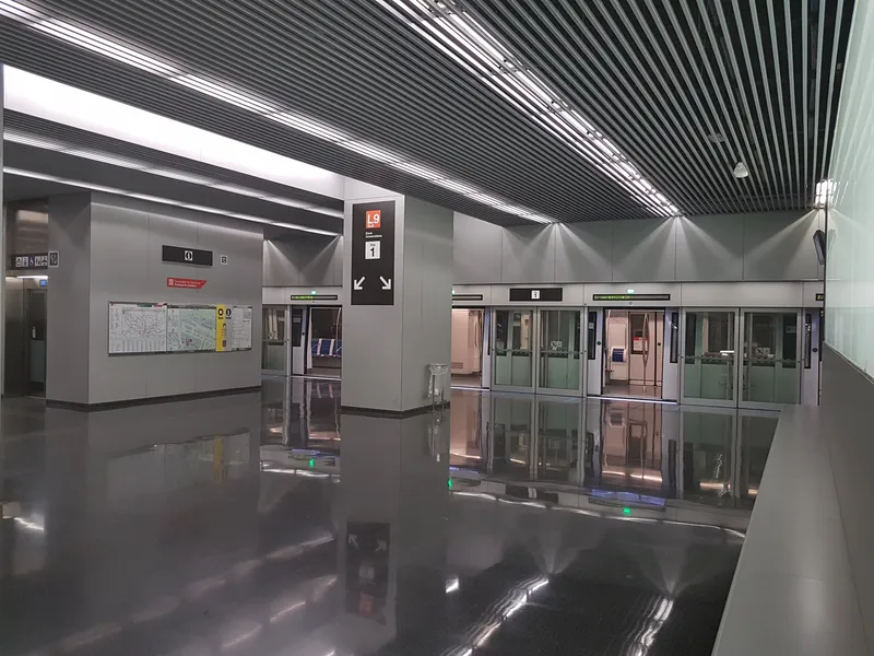 アエロポルトT1駅のホーム。オレンジのL9 Sudサインが行き先Zona Universitàriaを示す