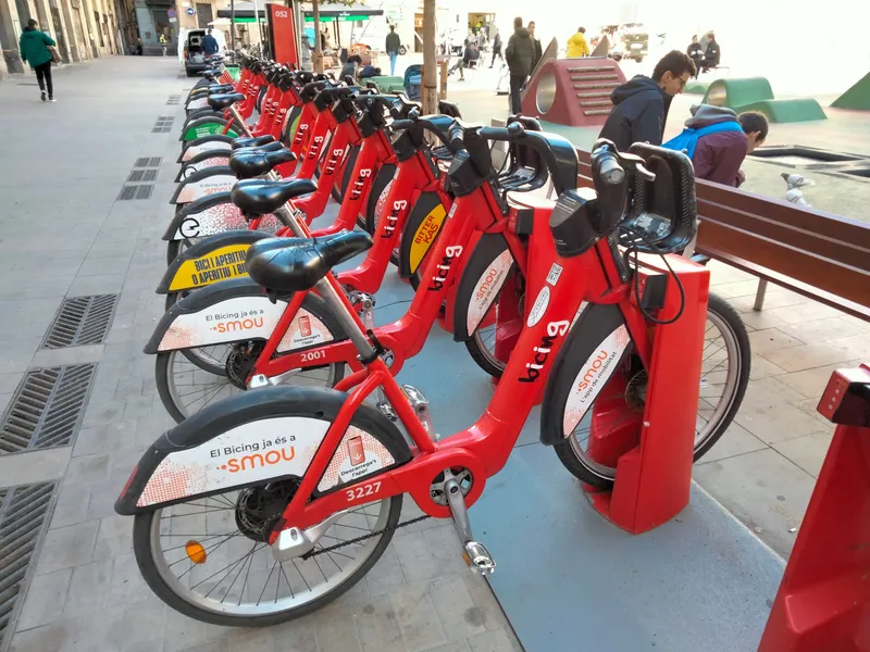 街なかの赤い自転車Bicing。公共システムで、旅行者は登録できない