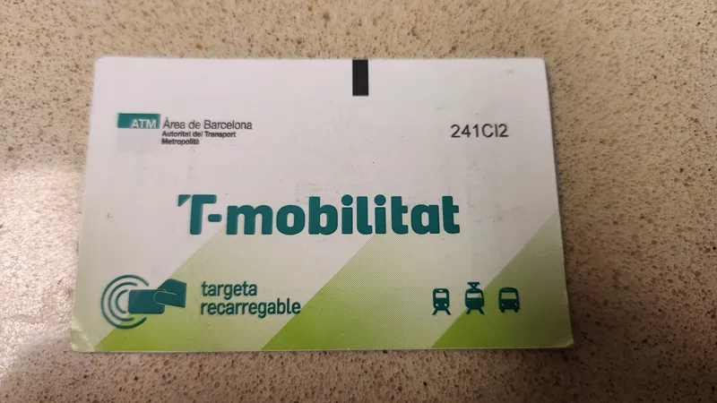 厚紙のT-mobilitatカード。券売機で買った券はこのカードに載る