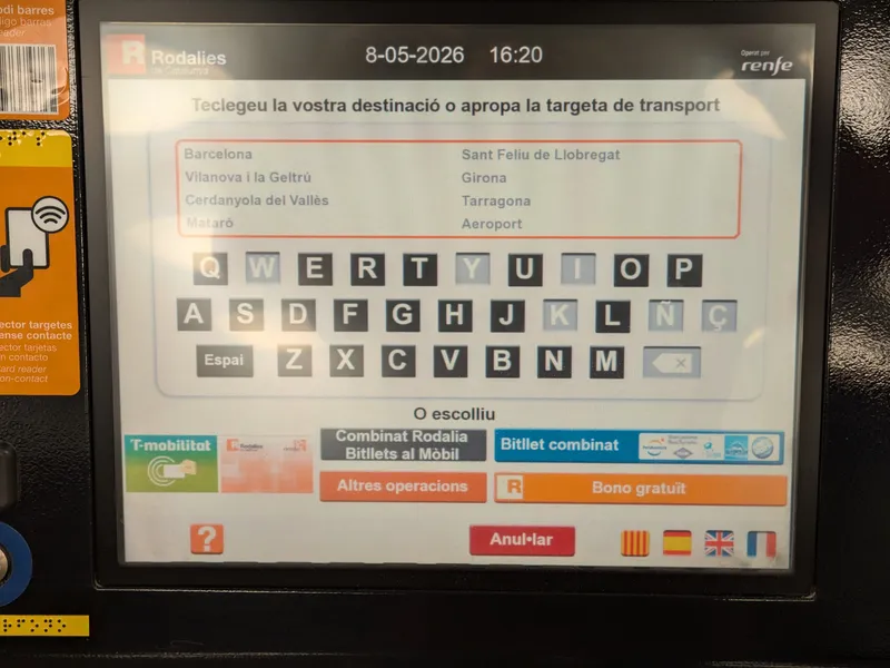 Rodaliesの券売機。行き先を打ち込むか交通カードをかざす。右下の旗で表示言語を切り替える（英語は英国旗）