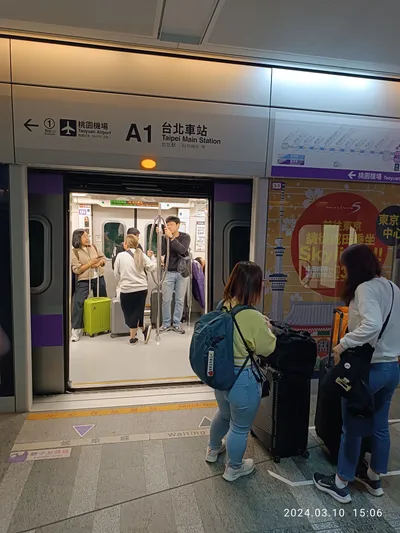 A1台北車站のホーム。頭上に駅名と「桃園機場」方面、足元に「候車線 Waiting」
